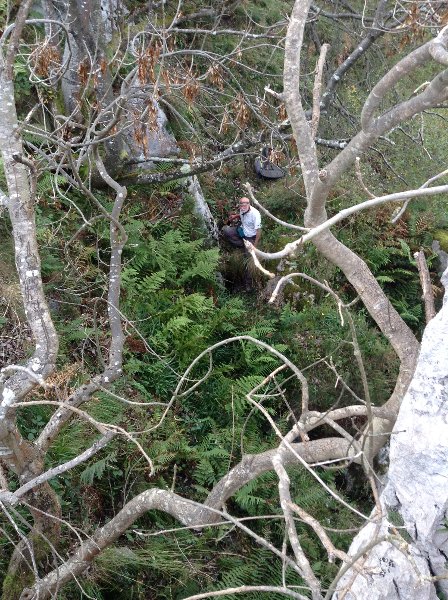 2294 IMG_0325.JPG
La toute première photo. Au fond de la doline une fissure encore impénétrable mais exhalant un très fort courant d'air.
Fichier manquant